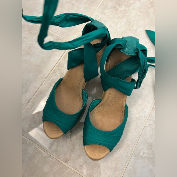 UGG Women’s Luciana wedge sandals style: 1002916 - Picture 2 of 14